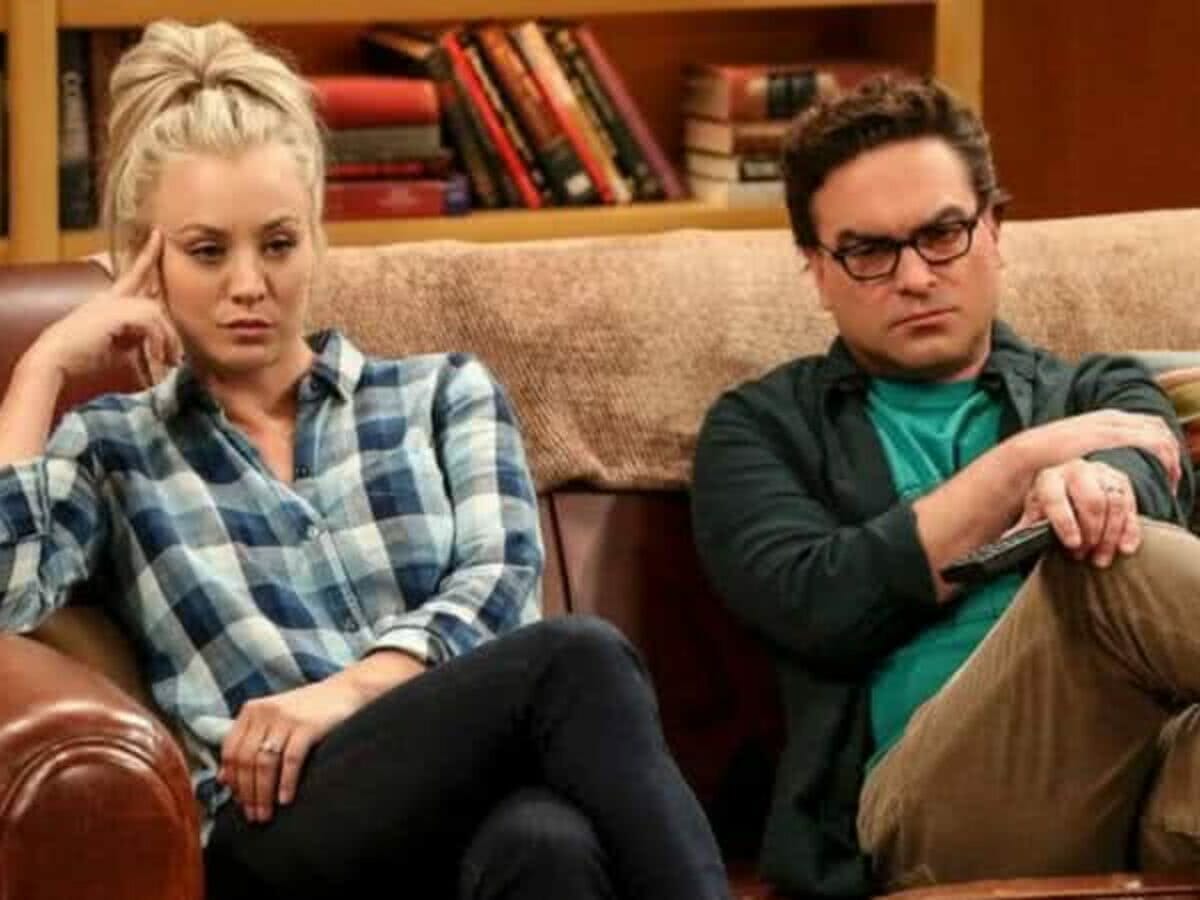 Kaley Cuoco e Johnny Galecki em The Big Bang Theory.