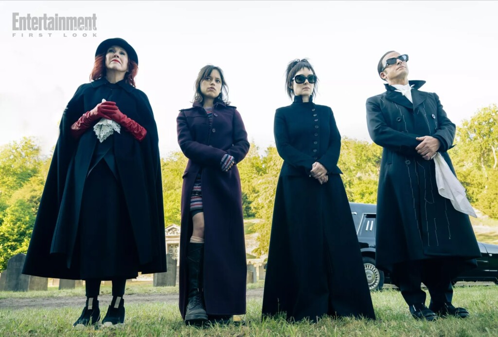 Catherine O'Hara, Jenna Ortega, Winona Ryder e Justin Theroux em Beetlejuice Beetlejuice