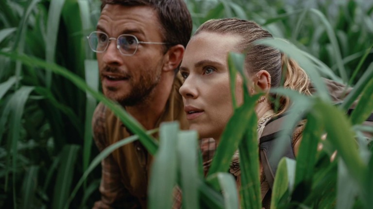 Jonathan Bailey e Scarlett Johansson em Jurassic World: Recomeço