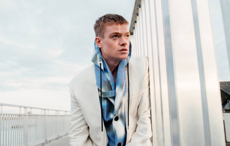 O ator Tom Rhys Harries em Suspicion