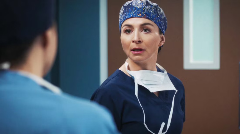 Fotos da 22ª temporada de Grey's Anatomy revelam quem sobreviveu à explosão do final