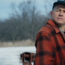 Novo trailer da 3ª temporada de Monstro mostra Charlie Hunnam encarnando o assustador Ed Gein em traje de carne humana